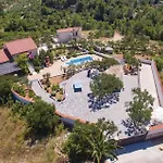 Amazing In * Milna (Brac)